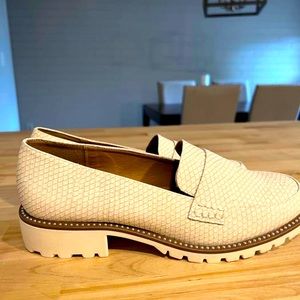 Women’s size 8 Dolce Vita shoes